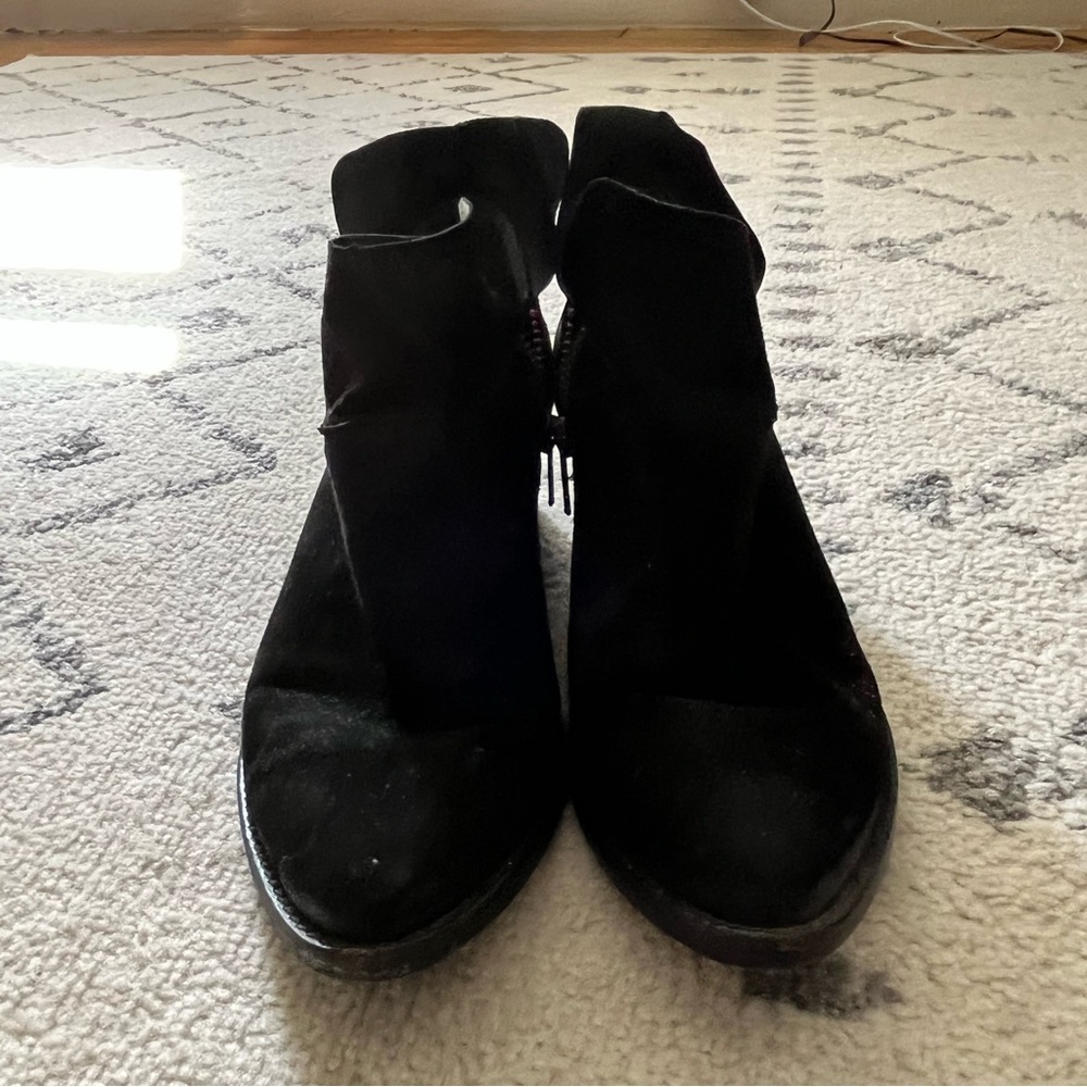 Size 7 black suede Steve Madden ankle booties